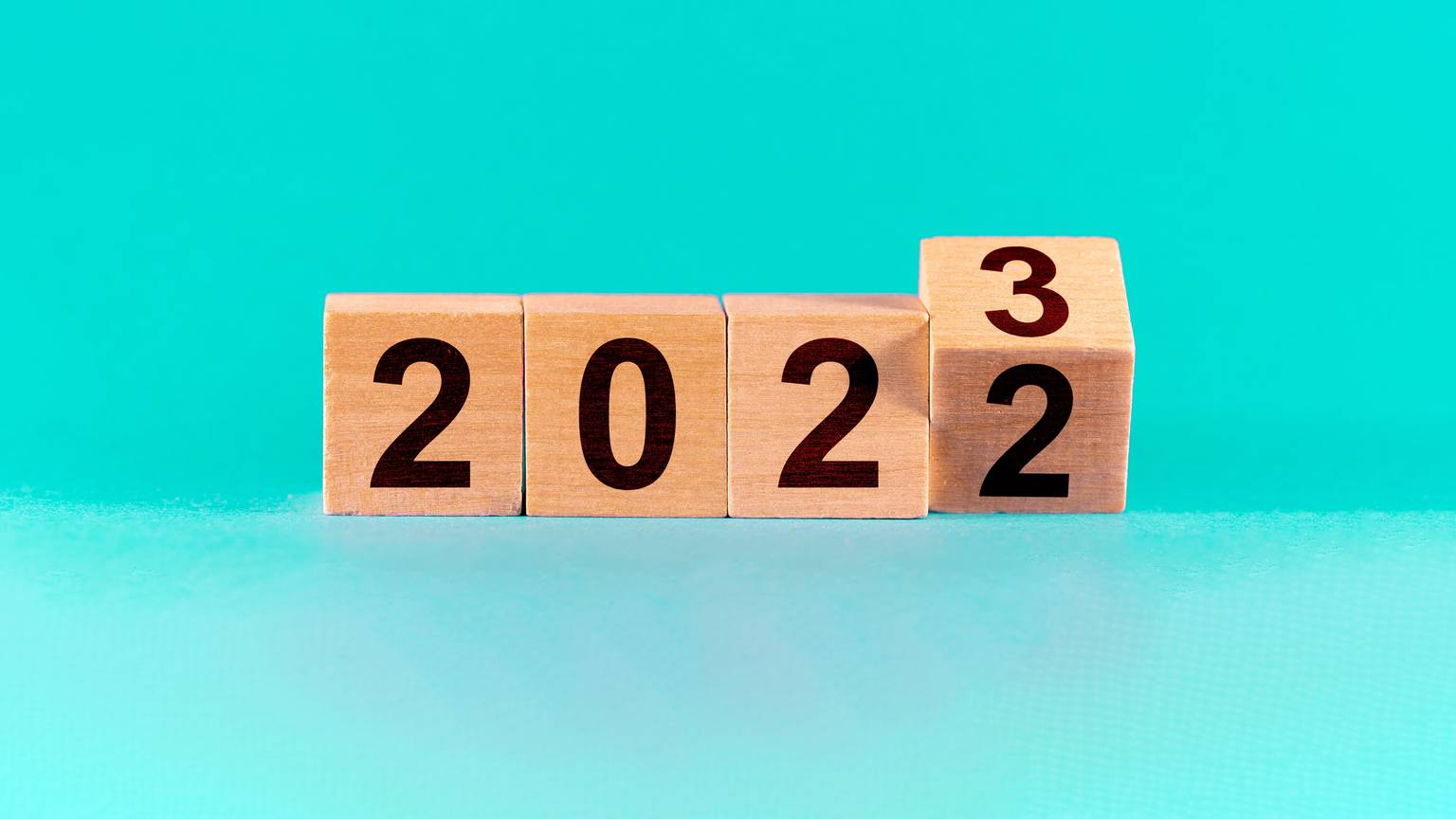 Hölzerne Würfel zeigen den Jahreswechsel von 2022 zu 2023