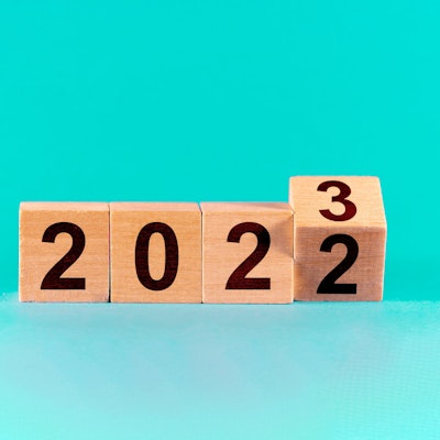 Hölzerne Würfel zeigen den Jahreswechsel von 2022 zu 2023