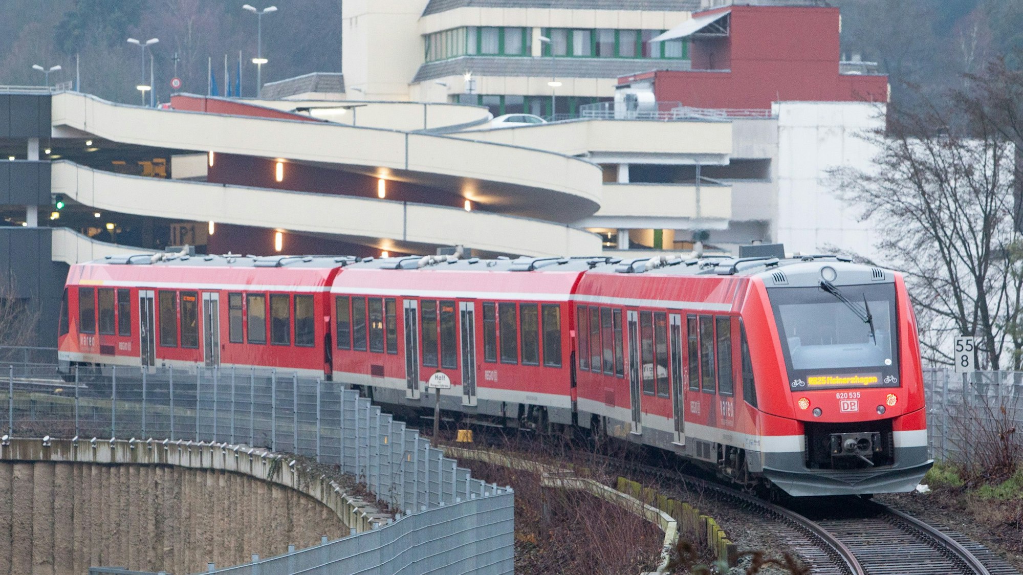 Blick auf die Regionalbahn 25.