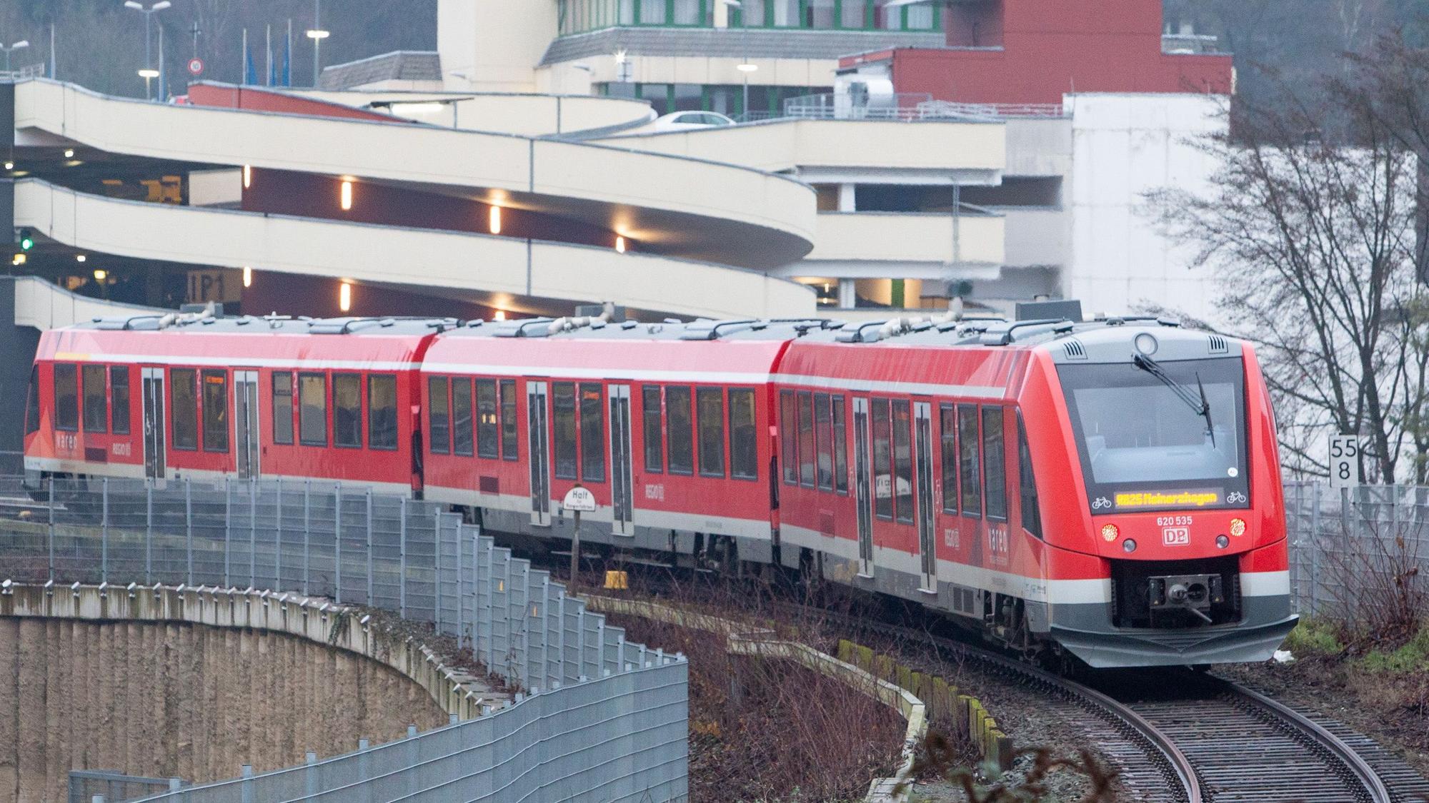 Das Foto zeigt eine Regionalbahn 25 in der Gummersbacher Innenstadt.