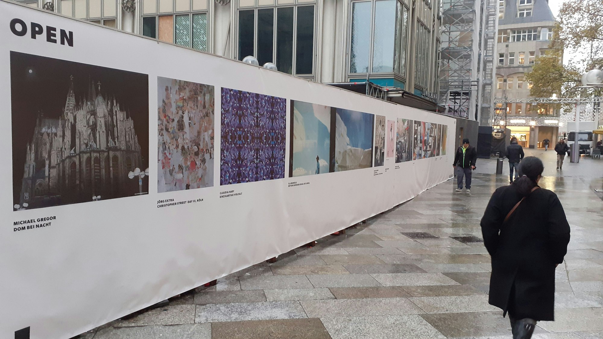 Eine Kunstplakatwand verdeckt die Baustelle am Dom-Hotel.