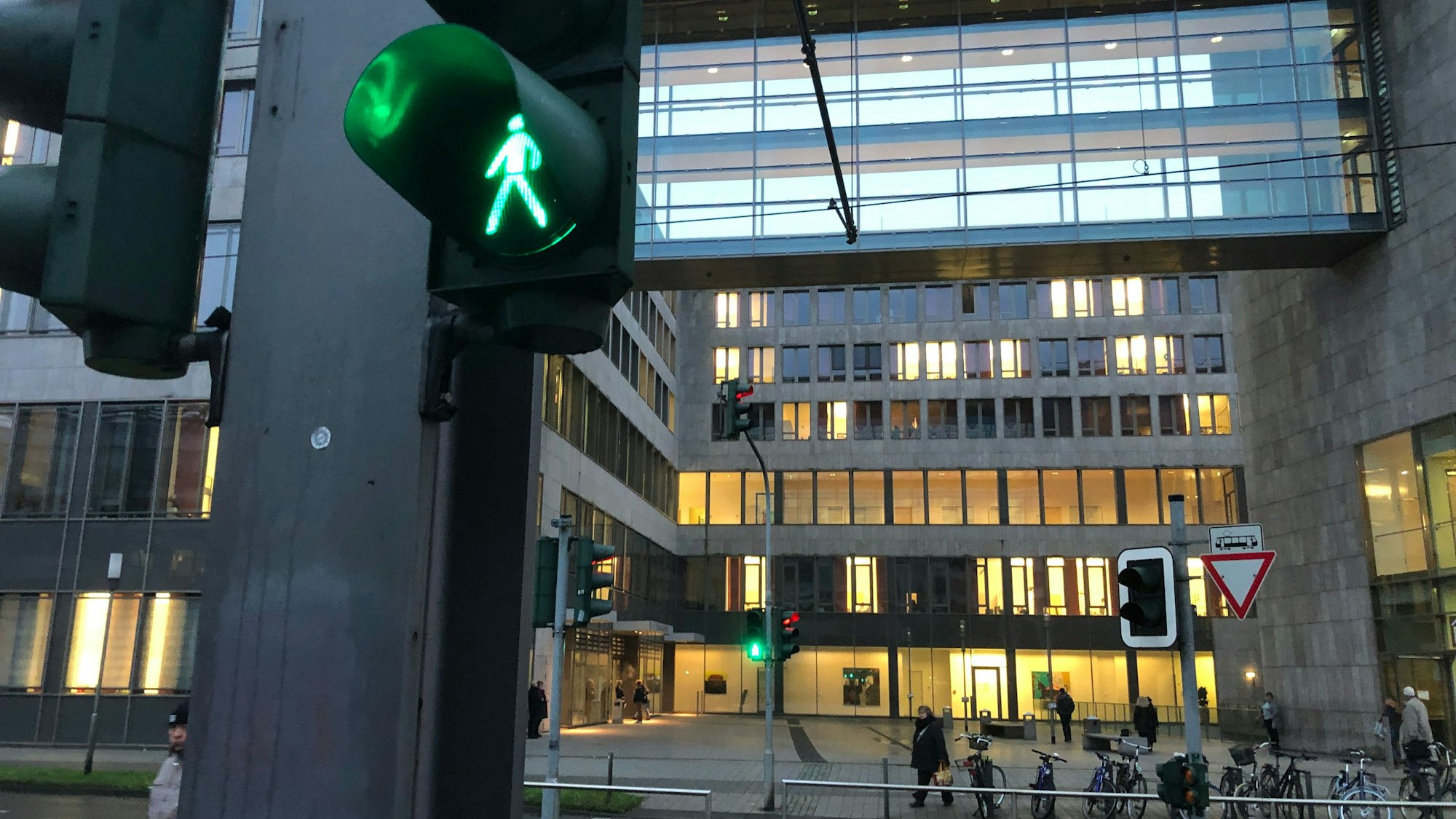 Eine grüne Fußgängerampel am Landgericht Düsseldorf.