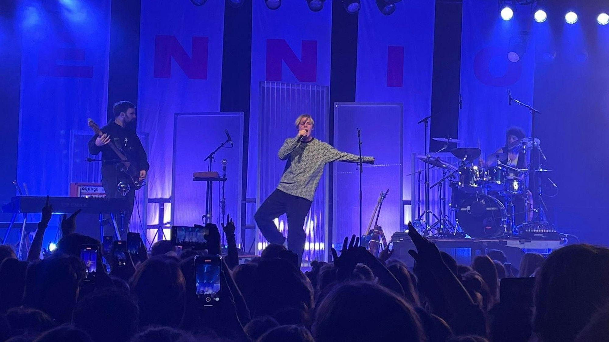 „Ennio“ steht auf der Bühne der Live Music Hall.