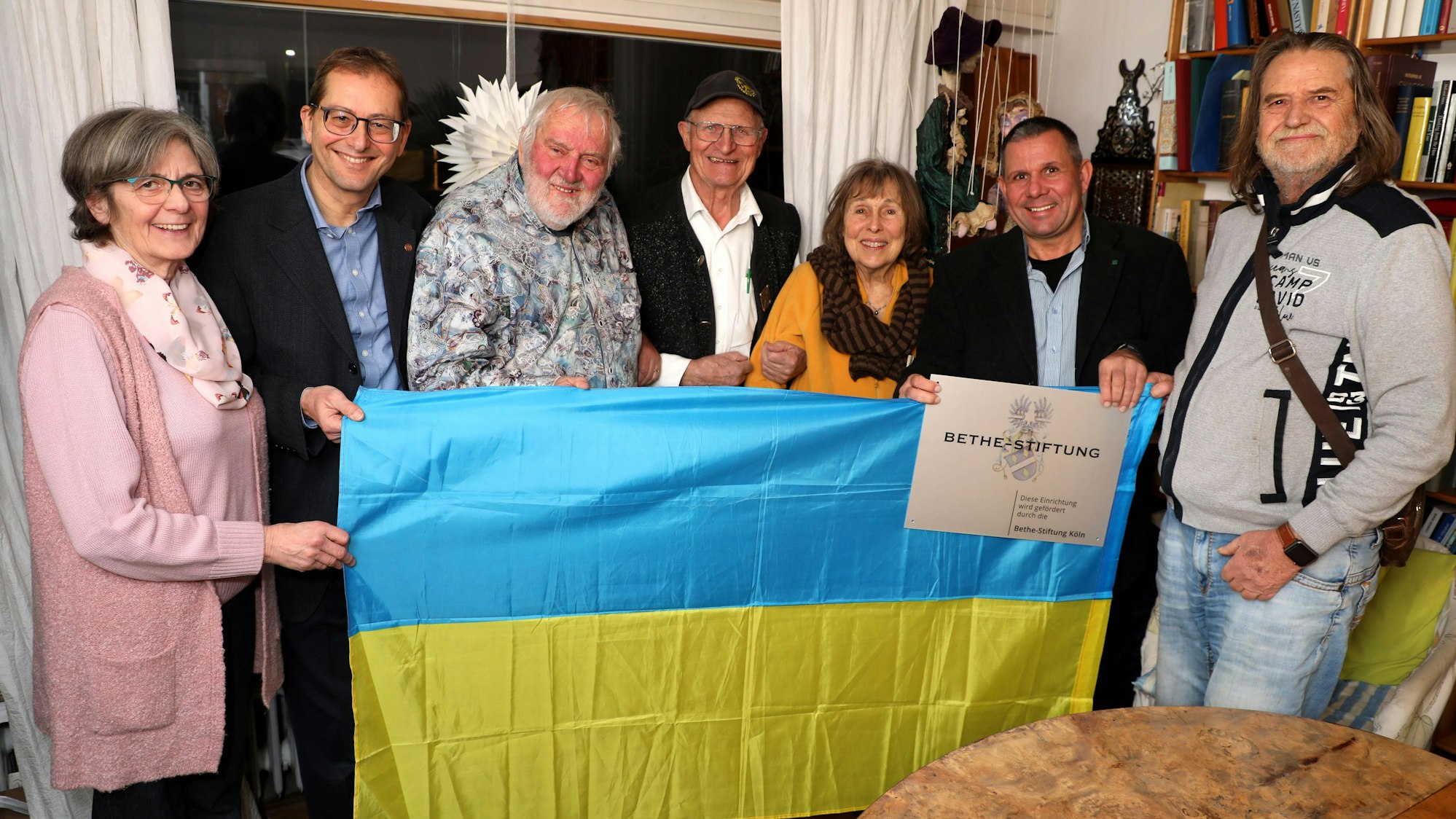 Gemeinsam für die Ukraine-Hilfe: Die Bethe-Stiftung von Roswitha Bethe (3.v.r.) und Erich Bethe (3.v.l.) verdoppelt die Spendenaktion der Vereine Hilfe Litauen Belarus e.V. und Humanitäre Hilfe e.V.
Von links: Karin Fischer (2. Vorsitzende Humanitäre Hilfe Overath e.V.), Stephan Glaubitt (2. Vorsitzender Hilfe Litauen Belarus e.V.), Erich Bethe, Norbert Kuhl (1. Vorsitzender Humanitäre Hilfe Overath e.V.), Roswitha Bethe, Ulrich Gürster (1. Vorsitzender Hilfe Litauen Belarus e.V.), Rudi Heller (Humanitäre Hilfe Overath e.V.).