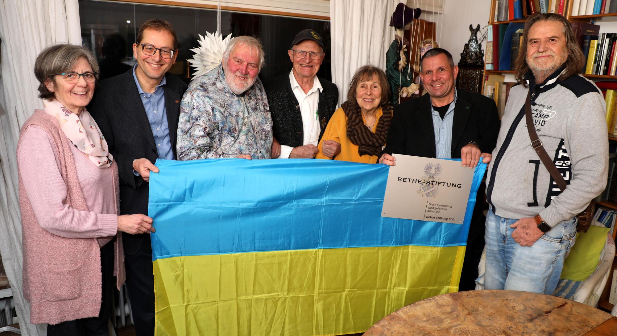 Gemeinsam für die Ukraine-Hilfe: (v.l.) Karin Fischer (2. Vorsitzende Humanitäre Hilfe Overath e.V.), Stephan Glaubitt (2. Vorsitzender Hilfe Litauen Belarus e.V.), Erich Bethe, Norbert Kuhl (1. Vorsitzender Humanitäre Hilfe Overath e.V.), Roswitha Bethe, Ulrich Gürster (1. Vorsitzender Hilfe Litauen Belarus e.V.), Rudi Heller (Humanitäre Hilfe Overath e.V.).
