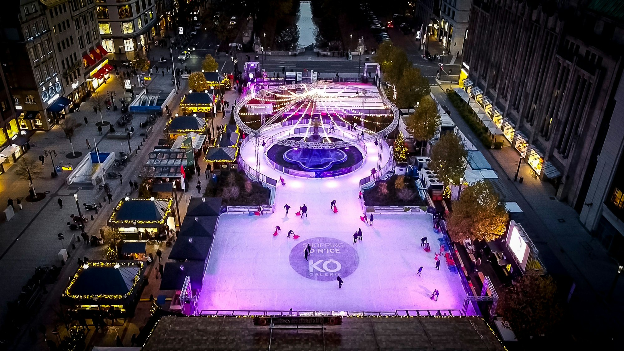 Eisbahn auf dem Corneliusplatz in der Düsseldorfer Winterwelt