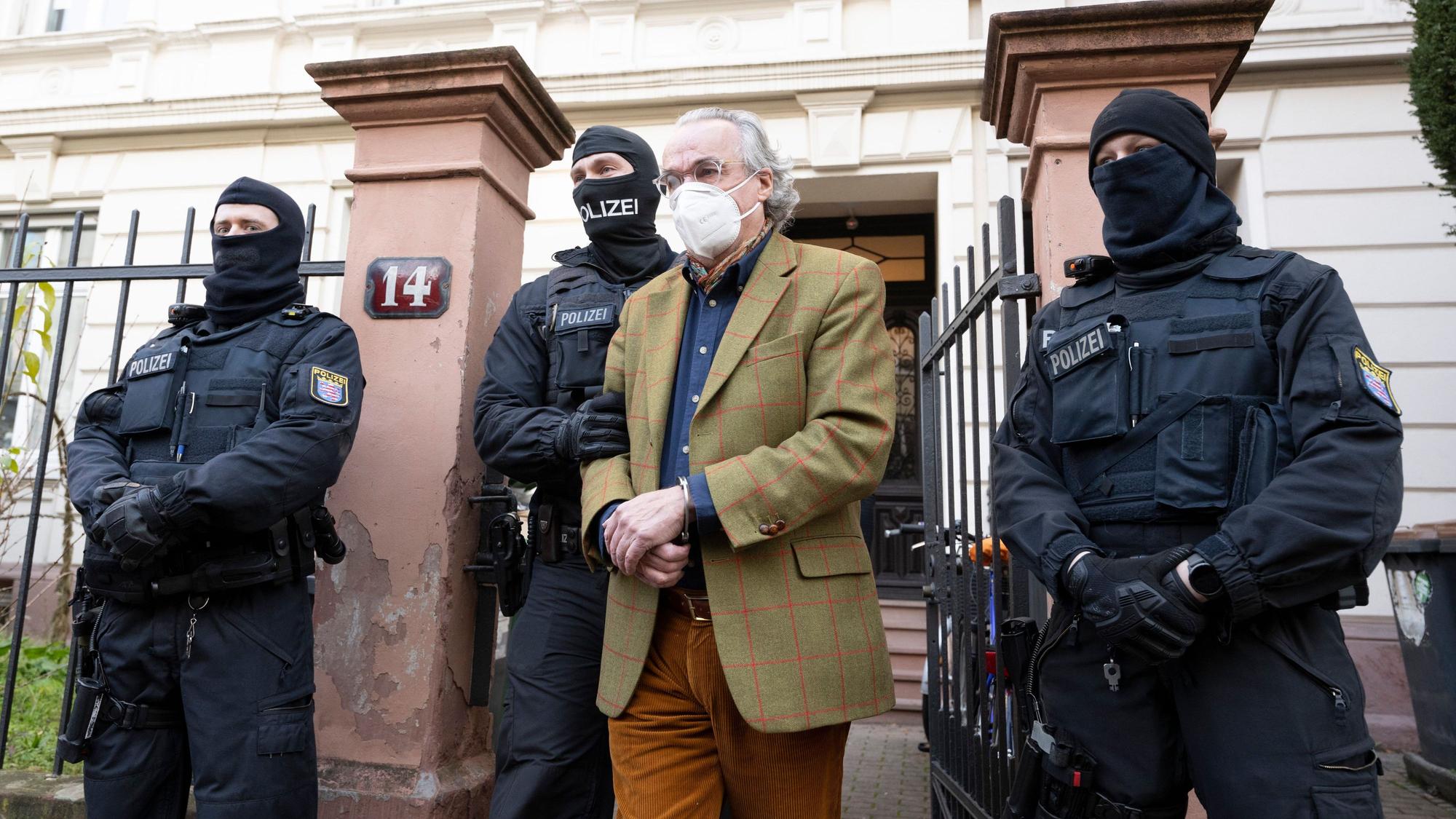Bei einer Razzia gegen sogenannte „Reichsbürger“ führen vermummte Polizisten, nach der Durchsuchung eines Hauses Heinrich XIII Prinz Reuß zu einem Polizeifahrzeug.