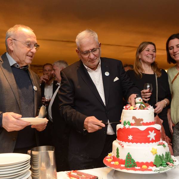 Der Gastronom Josef Rayes (Consilium, Aachener Weiher) wird am Nikolaustag 70 Jahre alt. Den Geburtstagskuchen schneidet er an mit Norbert Walter-Borjans (SPD-Bundesvorsitzender, l.) und seinen Töchtern Sina und Nadja. Die dreistöckige Torte ist weihnachtlich dekoriert.