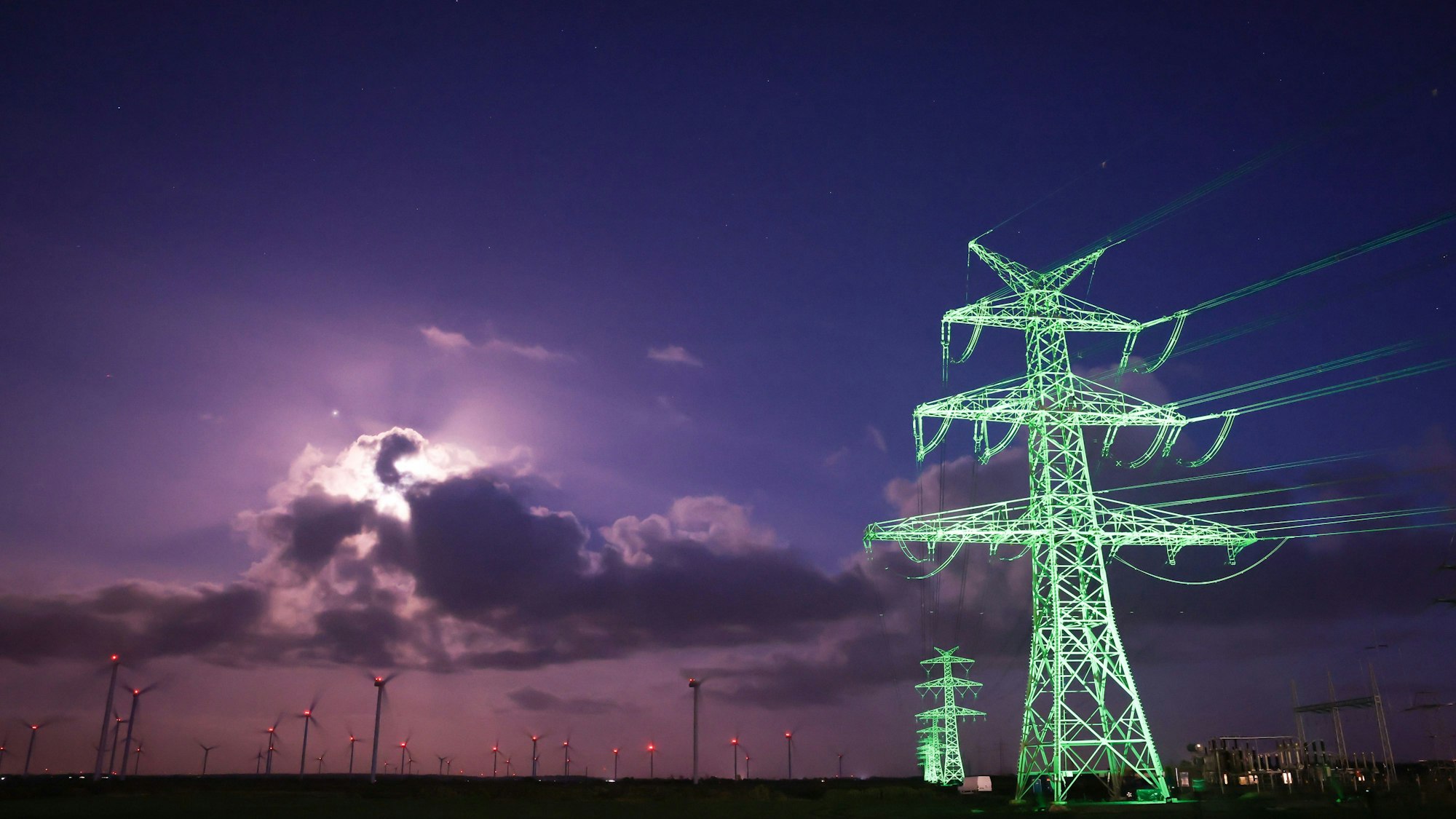 Strommasten des vierten Abschnitts der Westküstenleitung sind vor der Offiziellen Inbetriebnahme in Klixbüll neben dem TenneT-Umspannwerk Klixbüll/Süd zu sehen.