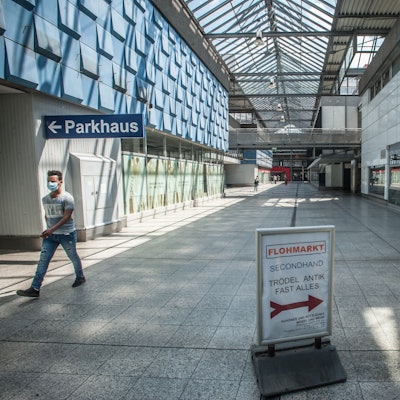 Blick in den weitgehend verlassenen Boulevard der City C. Links geht ein Mann aus dem Bild.