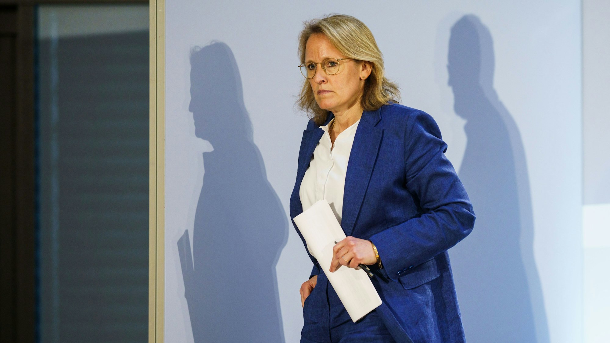 Donata Hopfen, Vorsitzende der Geschäftsführung der DFL Deutsche Fußball Liga, verlässt nach einer DFL-Mitgliederversammlung am Ende einer Pressekonferenz im Wiesbadener Kongress-Zentrum das Podium.