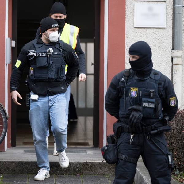 Polizisten verlassen ein Haus in Frankfurt am Main, die Durchsuchung war Teil der großen Razzia im „Reichsbürger“-Milieu.