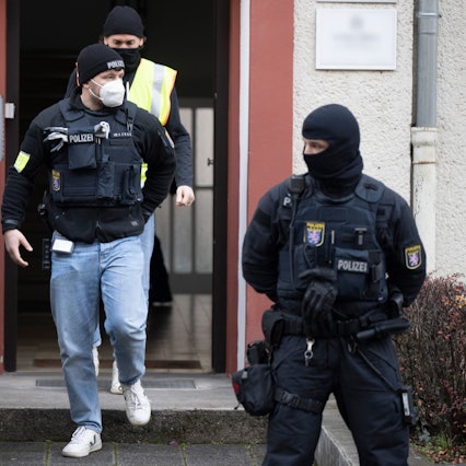 Polizisten verlassen ein Haus in Frankfurt am Main, die Durchsuchung war Teil der großen Razzia im „Reichsbürger“-Milieu.