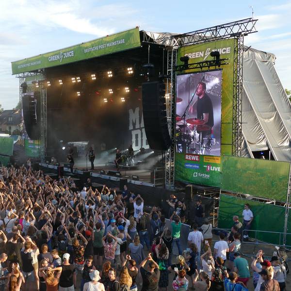 Menschenmassen vor einer Festivalbühne.