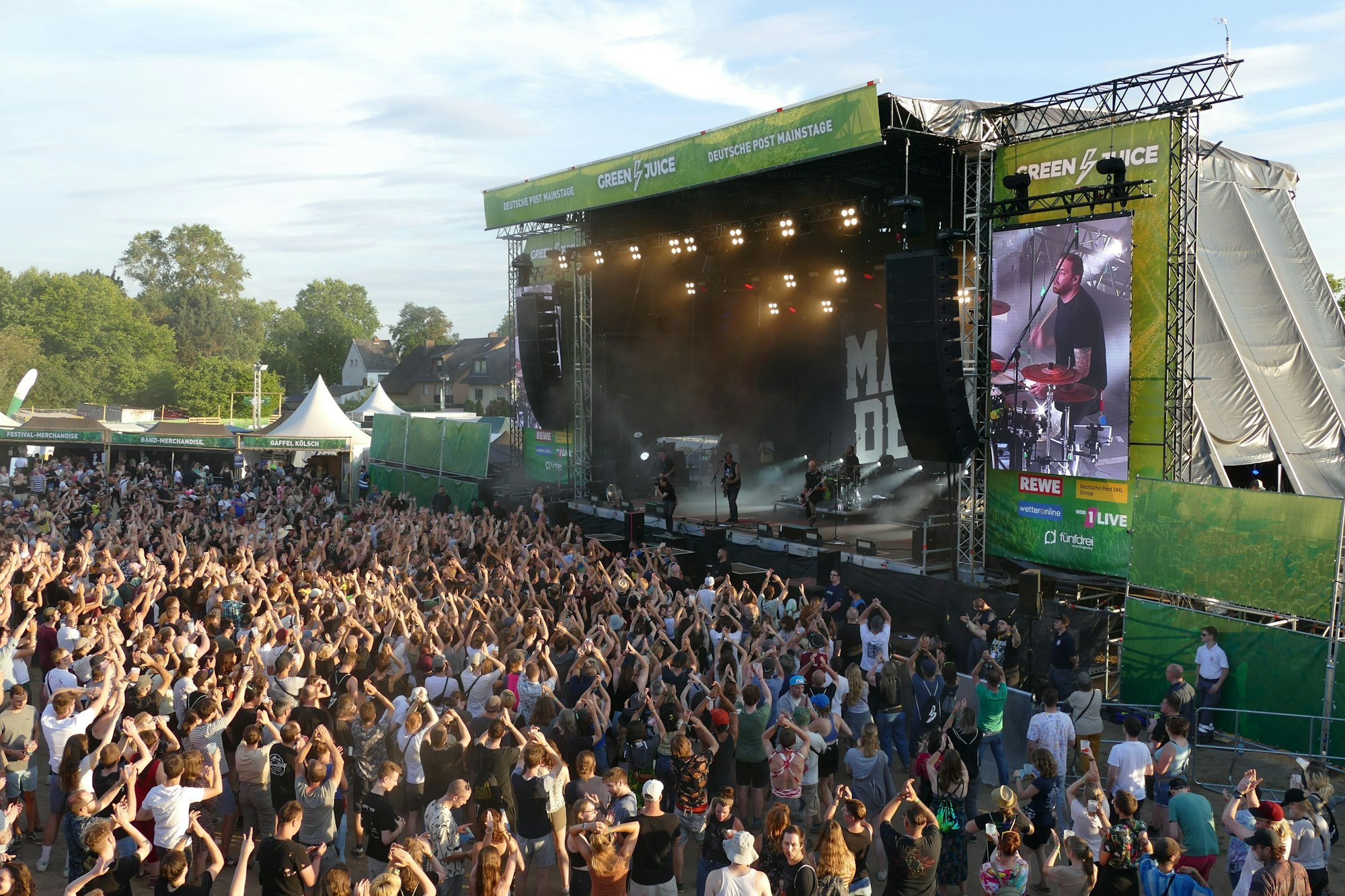 Das Green Juice-Festival 2022 unter blauem Himmel und bei Sonnenschein.
