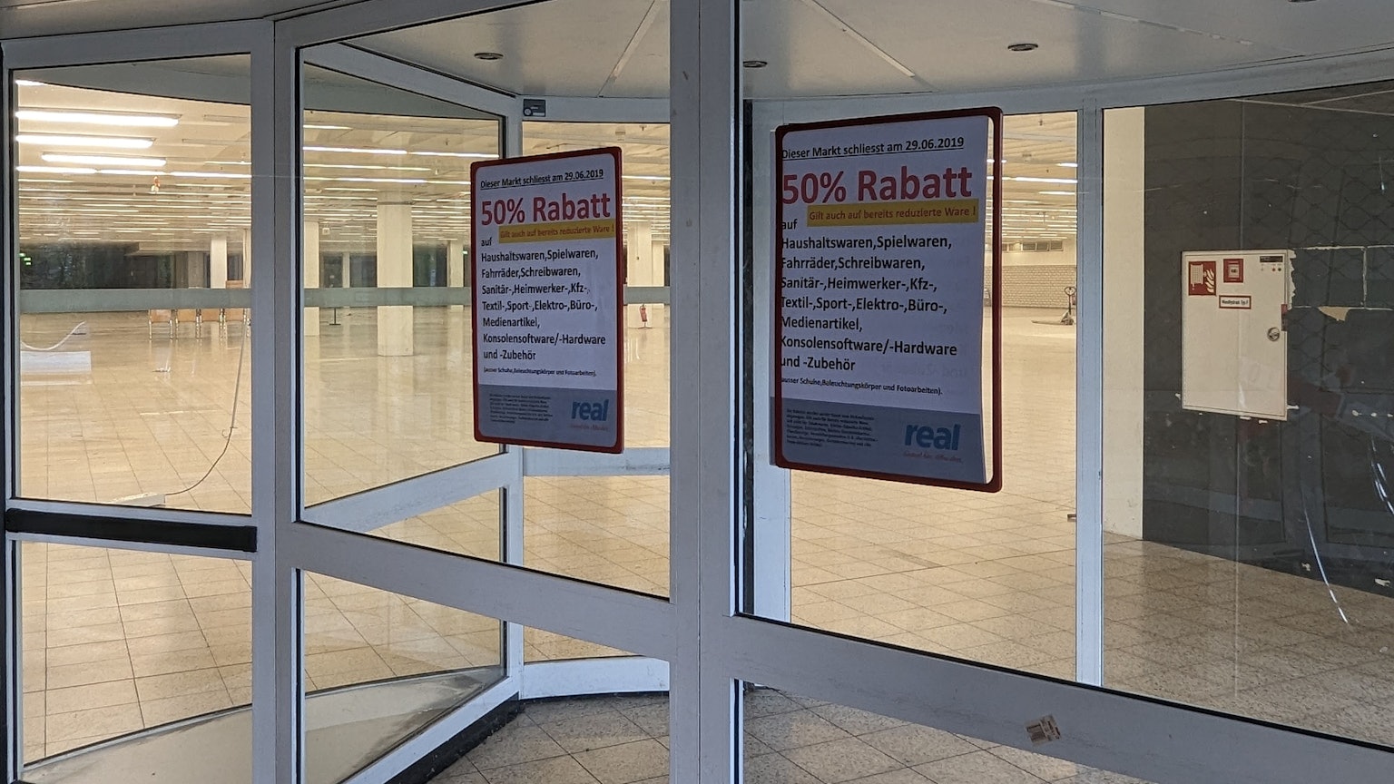 Das Foto zeigt die Eingangstür des leerstehenden Ladenlokals im Hürth-Park.