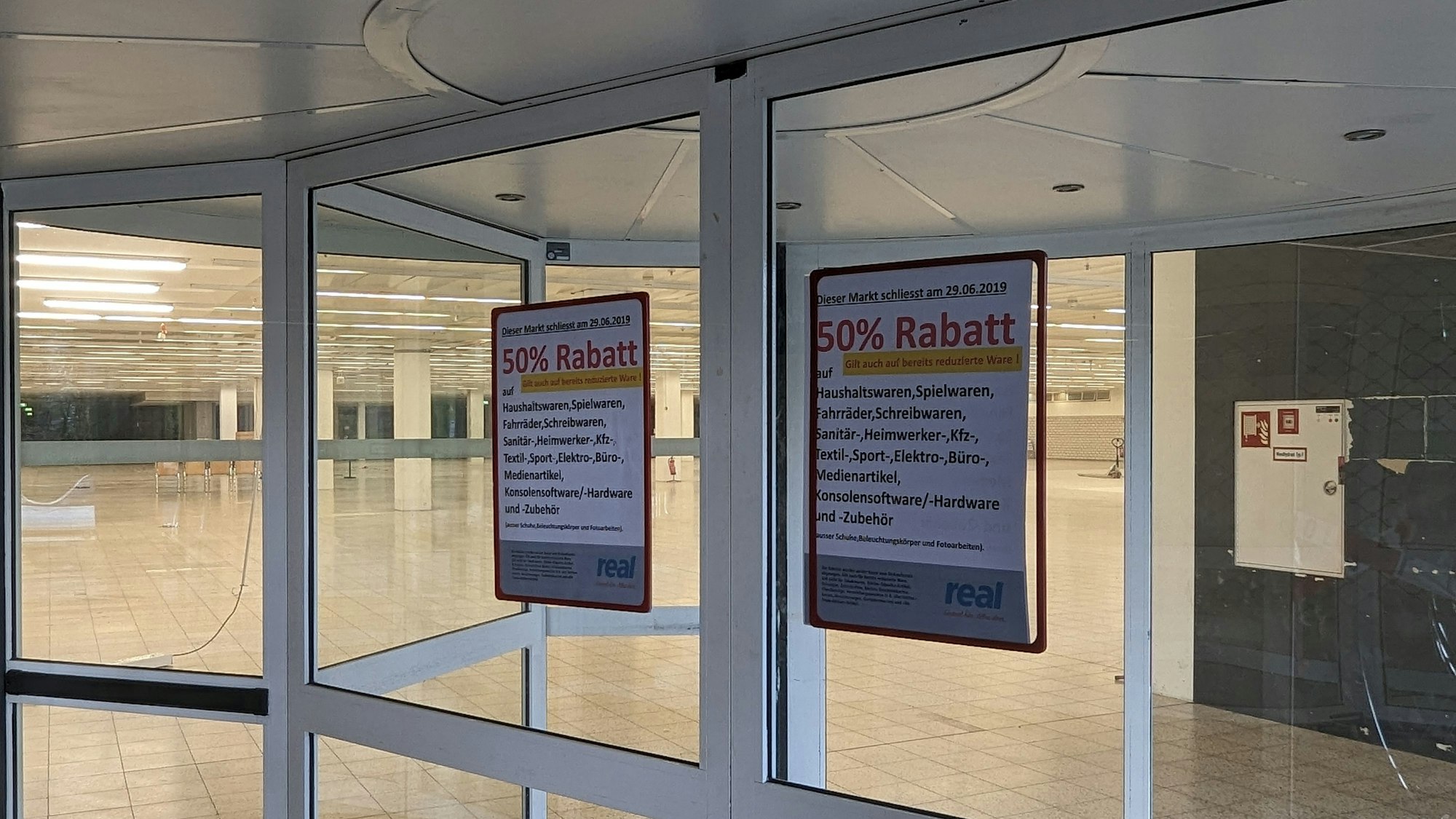 Das Foto zeigt die Eingangstür des leerstehenden Ladenlokals im Hürth-Park.