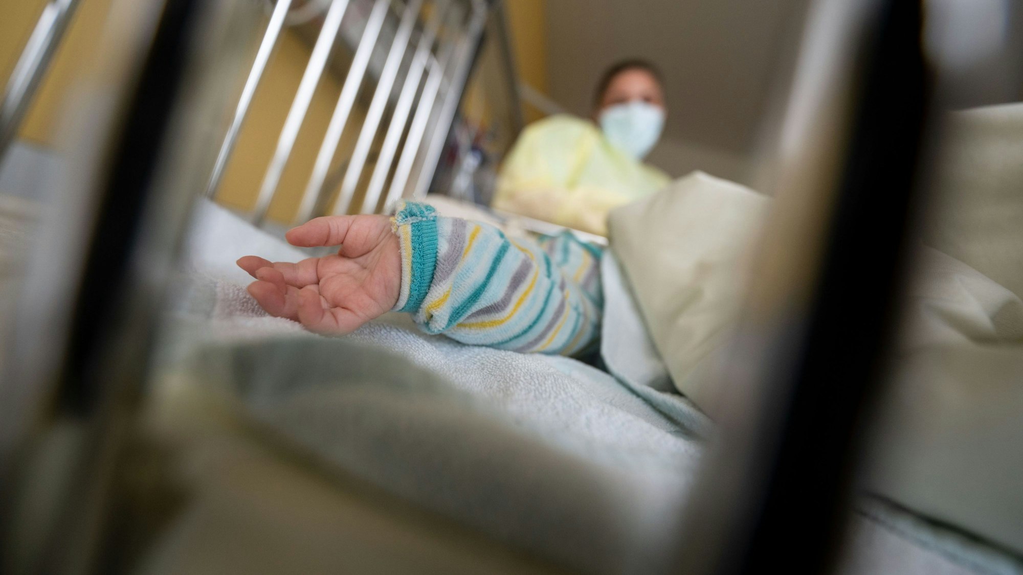 Ein am Respiratorischen Synzytial-Virus (RS-Virus oder RSV) erkrankter Patient liegt auf einer Kinderstation des Olgahospitals des Klinkums Stuttgart in einem Krankenbett.
