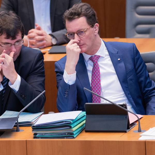 Hendrik Wüst (CDU), Ministerpräsident von Nordrhein-Westfalen, und Marcus Optendrenk (CDU), Minister der Finanzen