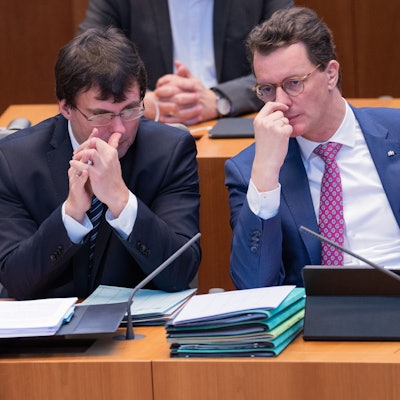 Hendrik Wüst (CDU), Ministerpräsident von Nordrhein-Westfalen, und Marcus Optendrenk (CDU), Minister der Finanzen