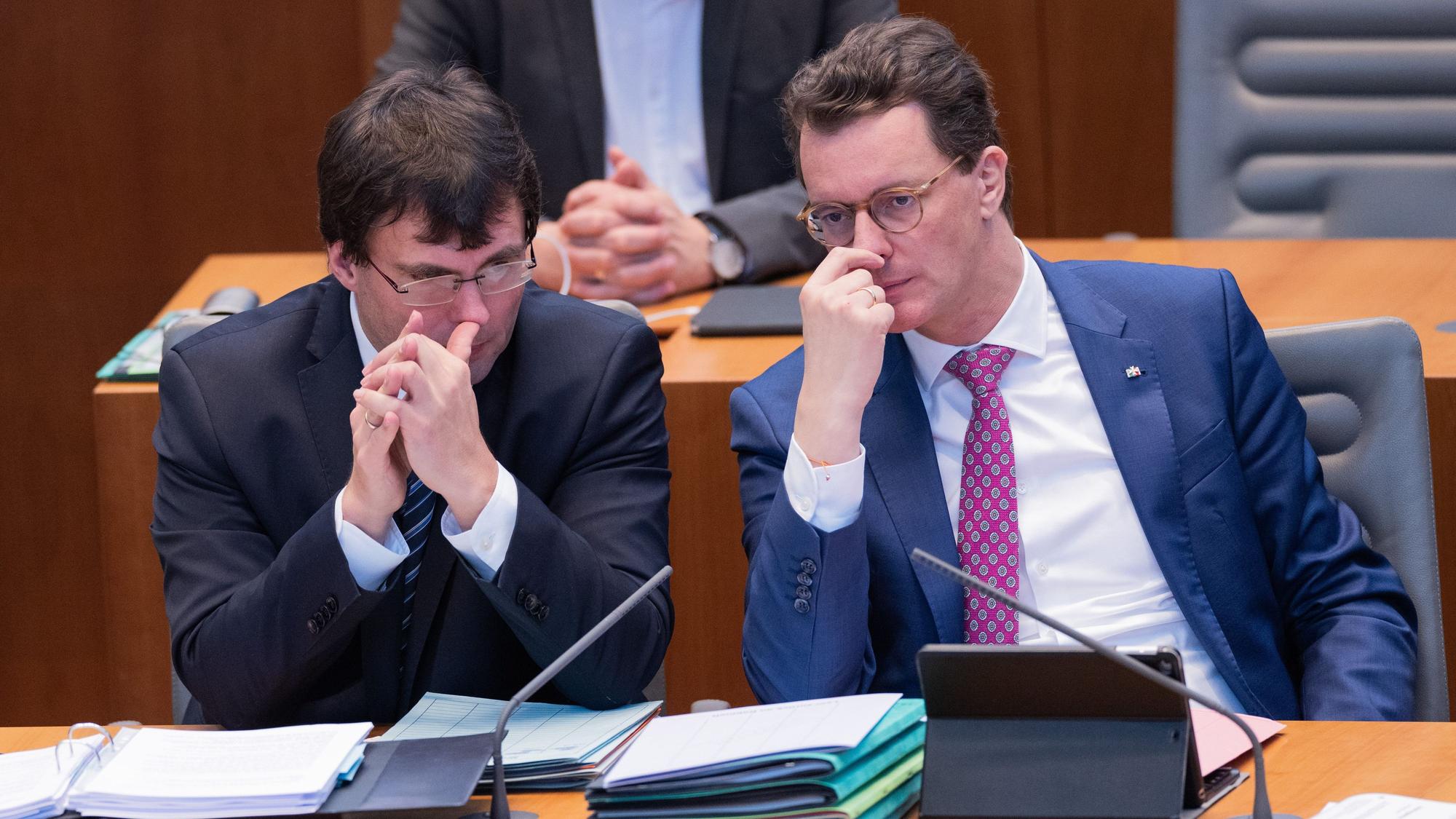 Hendrik Wüst (CDU), Ministerpräsident von Nordrhein-Westfalen, und Marcus Optendrenk (CDU), Minister der Finanzen