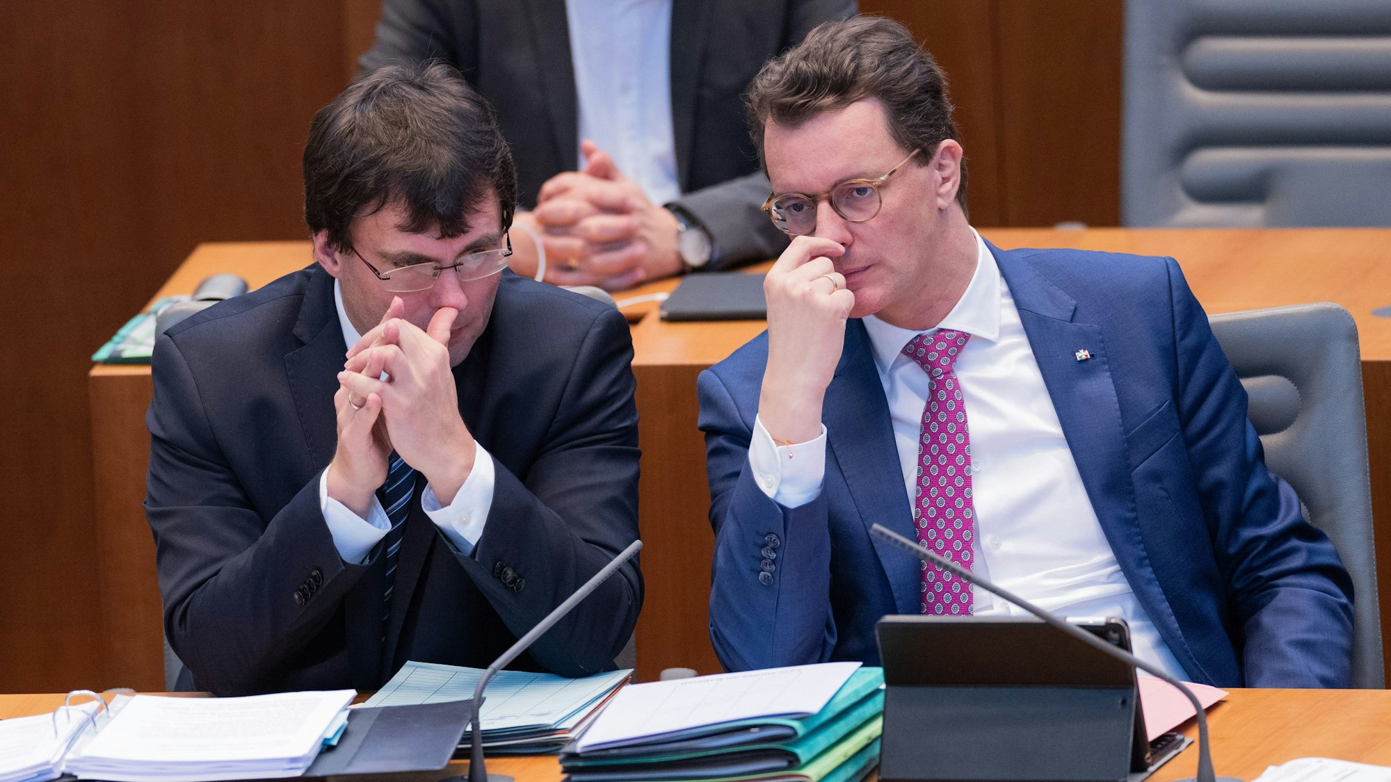 Im NRW-Parlament nebeneinander sitzend zu sehen sind Hendrik Wüst (CDU), Ministerpräsident von Nordrhein-Westfalen, und Marcus Optendrenk (CDU), Minister der Finanzen des Landes Nordrhein-Westfalen.