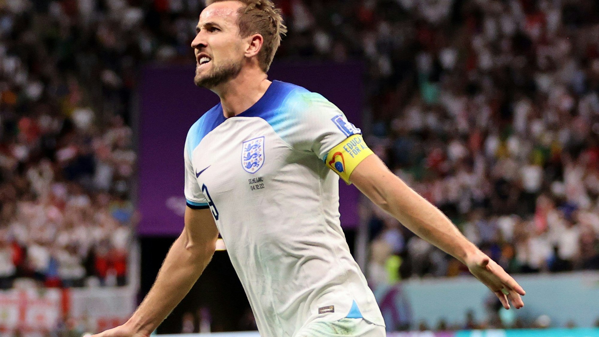 England Nationalspieler Harry Kane jubelt mit ausgebreiteten Armen auf dem Fußballplatz.