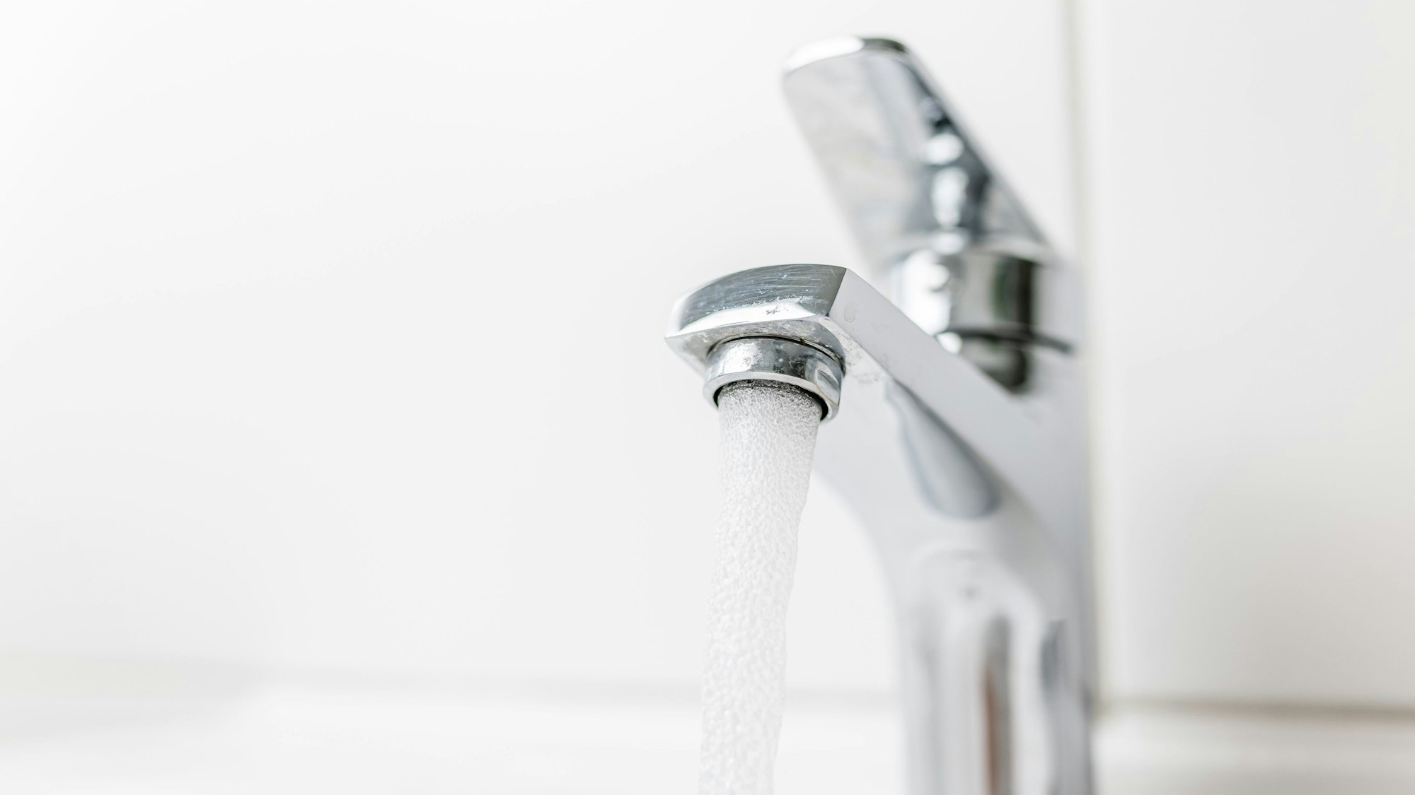 Aus einem Hahn fließt Wasser