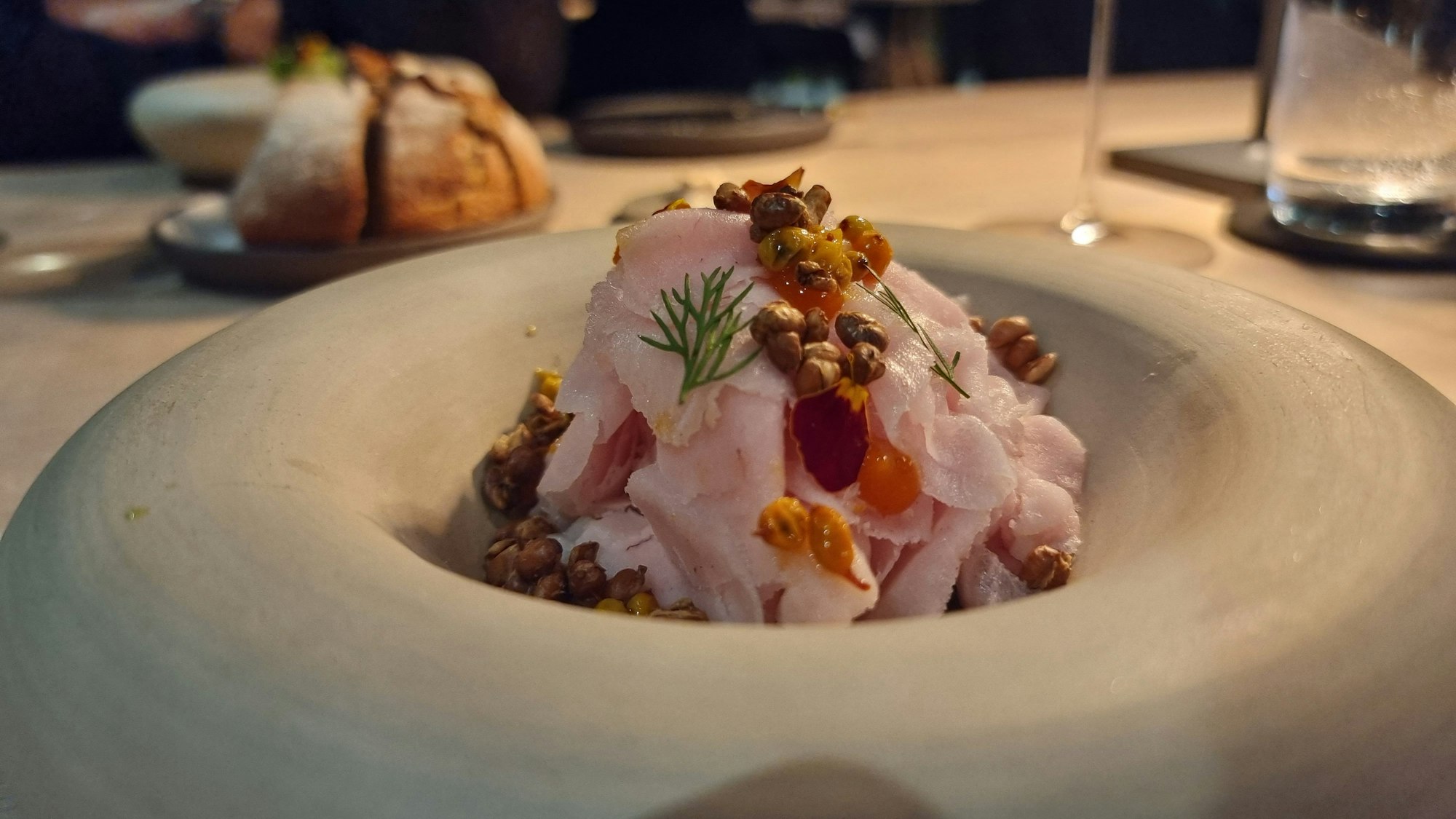 Schwertfisch-Gericht auf einem Teller