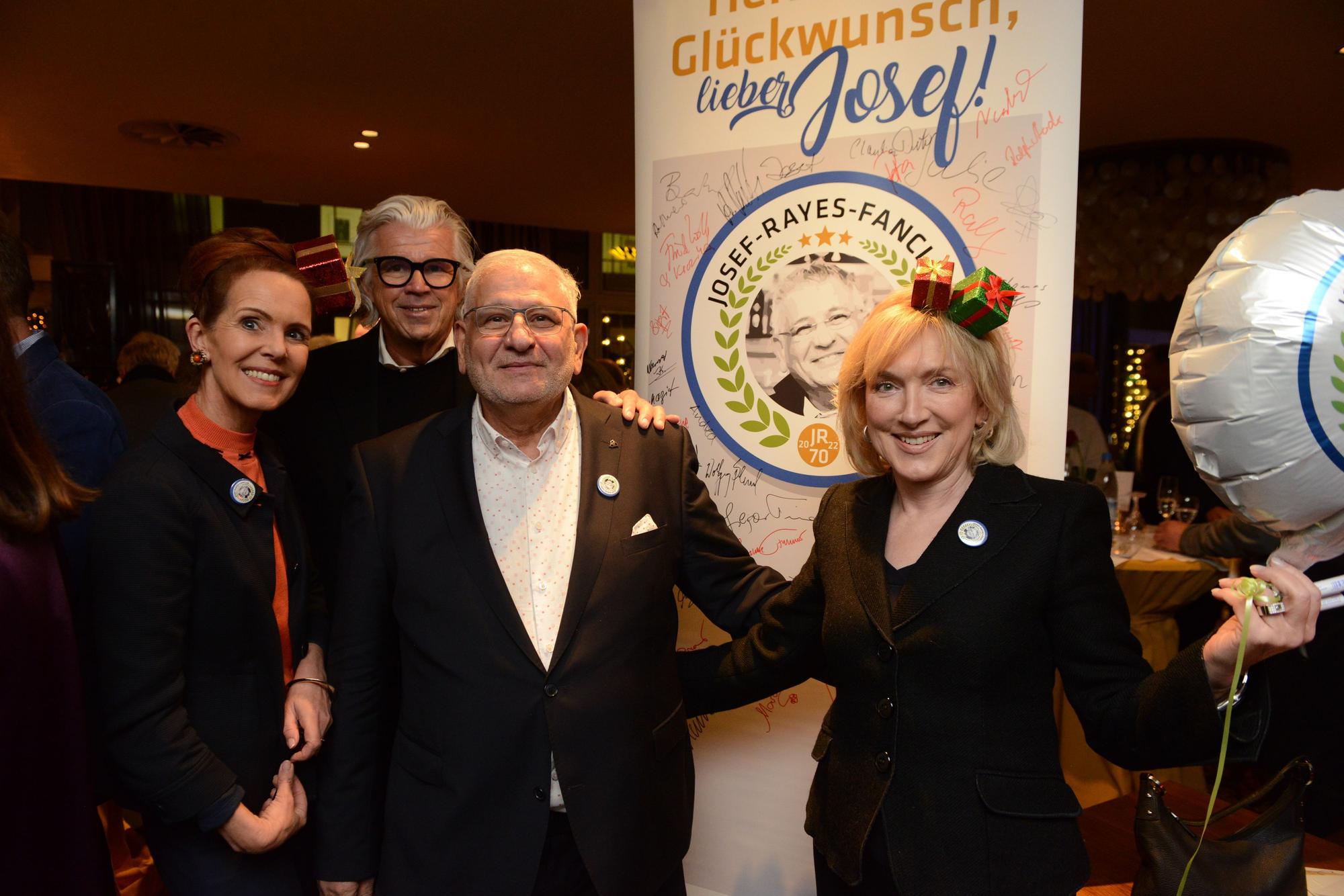 Den Josef-Rayes-Fanclub gründeten Bernhard Boeringer und seine Assistentinnen Bea Froben (l.) und Julie Edelmann-Veith (r.) – jeder Gast wurde Mitglied und mit einem Button dekoriert.