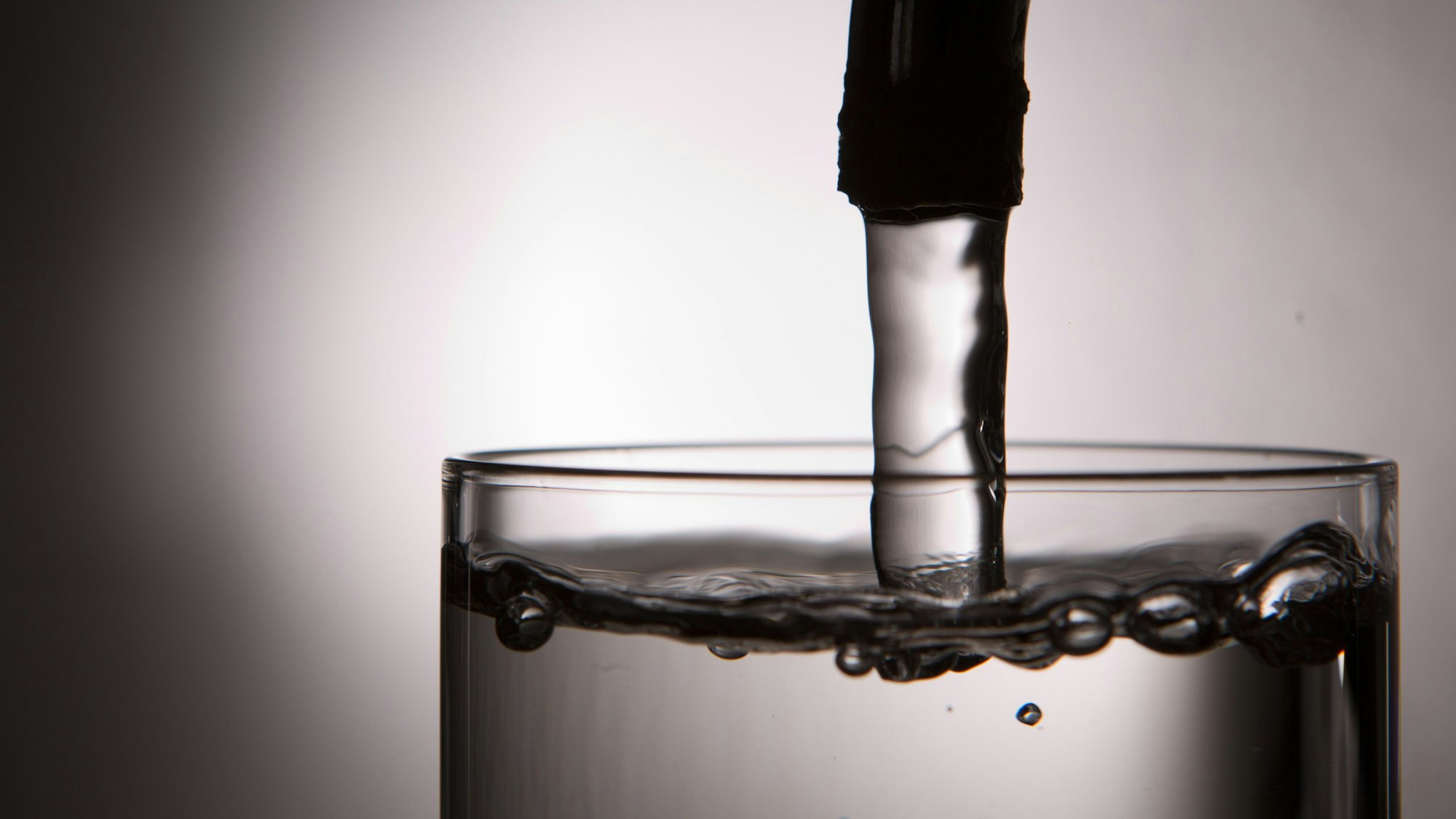 Glas, in das Wasser gefüllt wird.