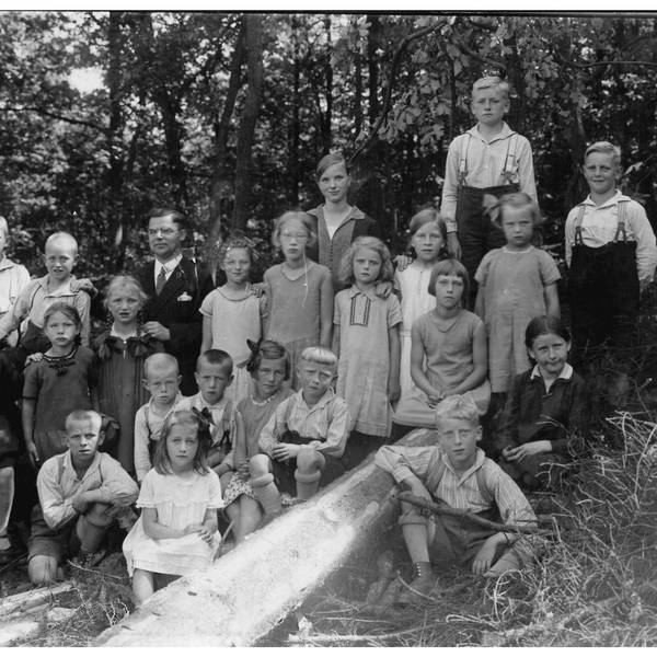 Julius Furkel (1898-1976) war vor dem 2. Weltkrieg Volksschullehrer in Odenspiel, nach dem Krieg bis zu seiner Pensionierung in Sotterbach.
Die Porträtaufnahme stammt aus der Zeit um 1933 und zeigt ihn mit seinen Odenspieler Schulkindern (LVR-Freilichtmuseum Lindlar Archiv).