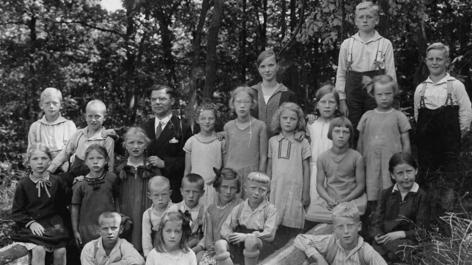 Julius Furkel (1898-1976) war vor dem 2. Weltkrieg Volksschullehrer in Odenspiel, nach dem Krieg bis zu seiner Pensionierung in Sotterbach.
 
Die Porträtaufnahme stammt aus der Zeit um 1933 und zeigt ihn mit seinen Odenspieler Schulkindern (LVR-Freilichtmuseum Lindlar Archiv).