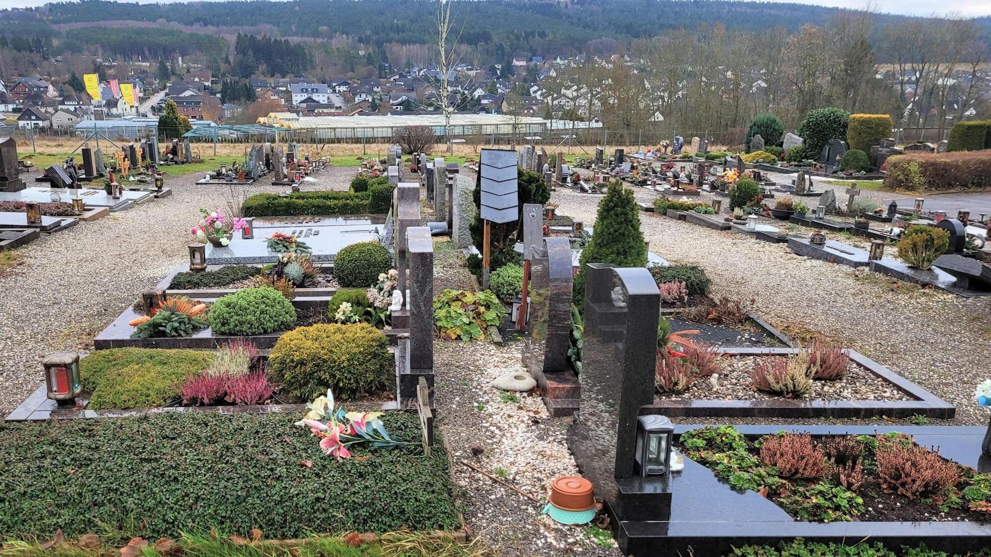 Blick auf Gräber auf dem Friedhof in Kall-Heistert.