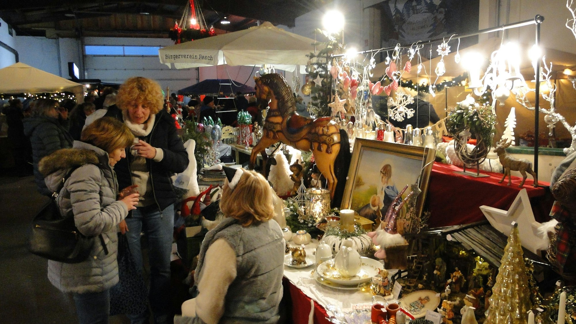 Die urige Atmosphäre der Scheune Bollig ist ein Alleinstellungsmerkmal des Pescher Christkindlmarktes. Archivbild
