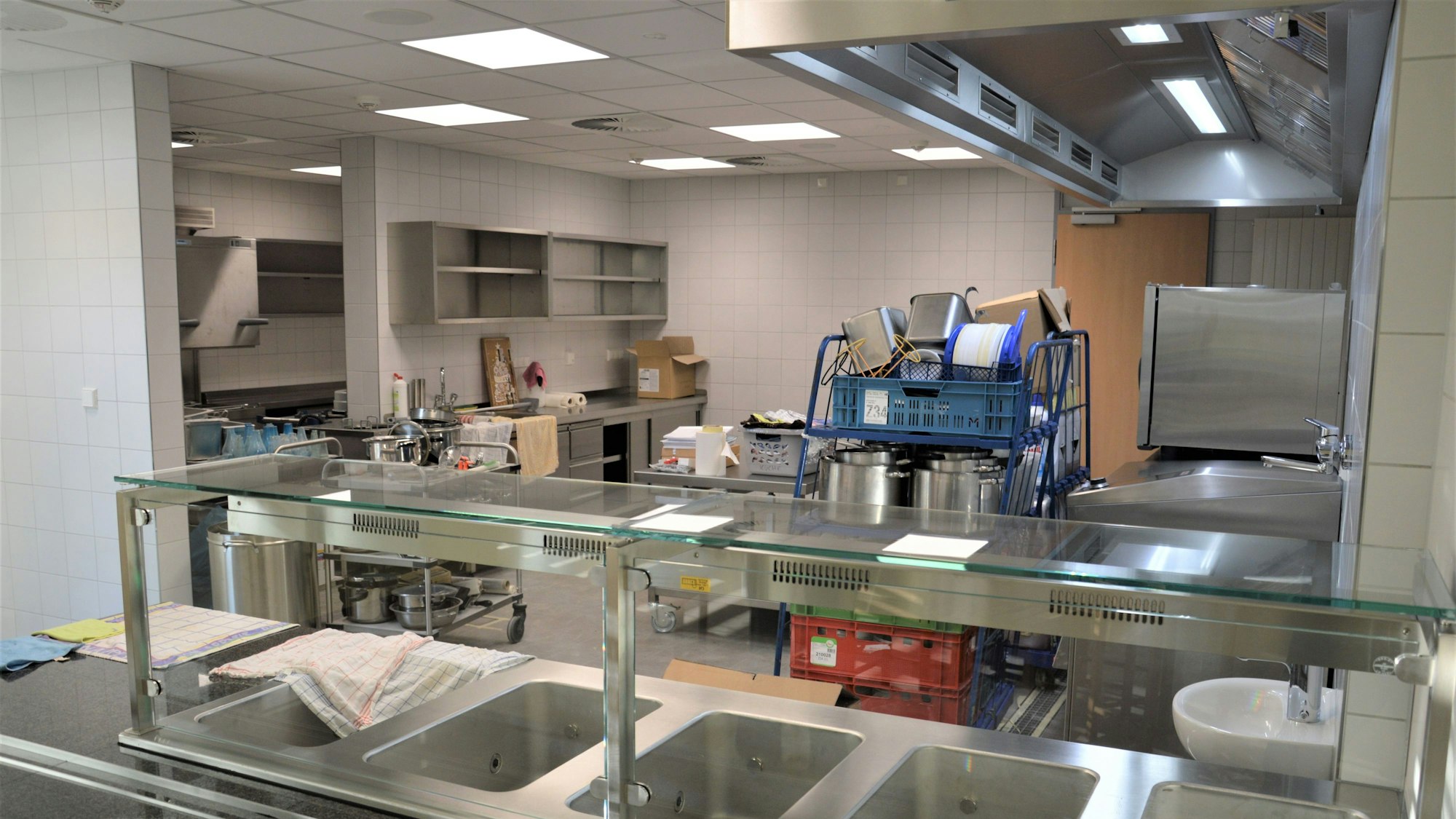 Eine Kantinenküche mit leeren Regalen.