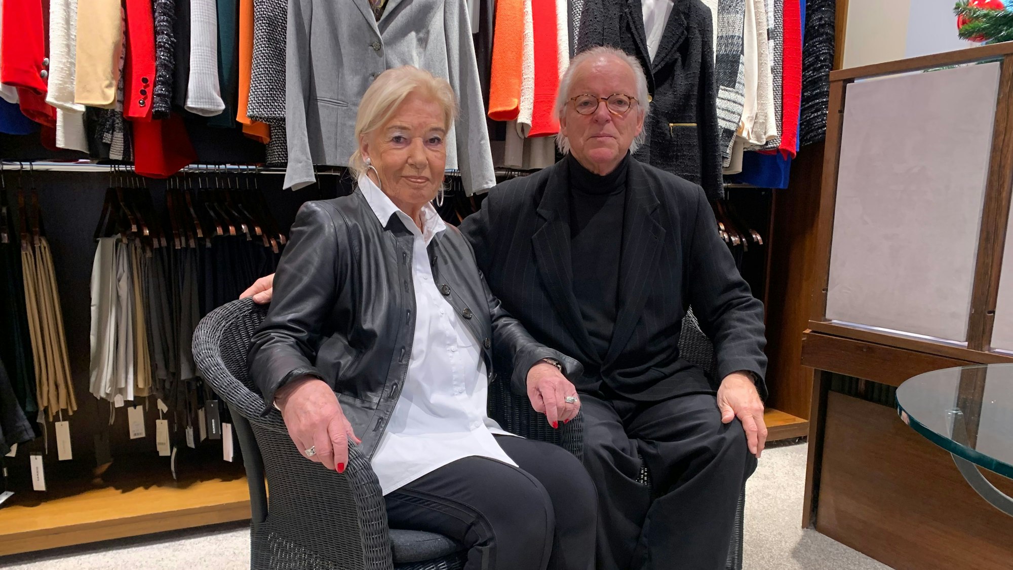 Lilo Hanemann (82) hat mit ihrem Gatten Thomas (72) in der die Boutique La Belle in Siegburg.
