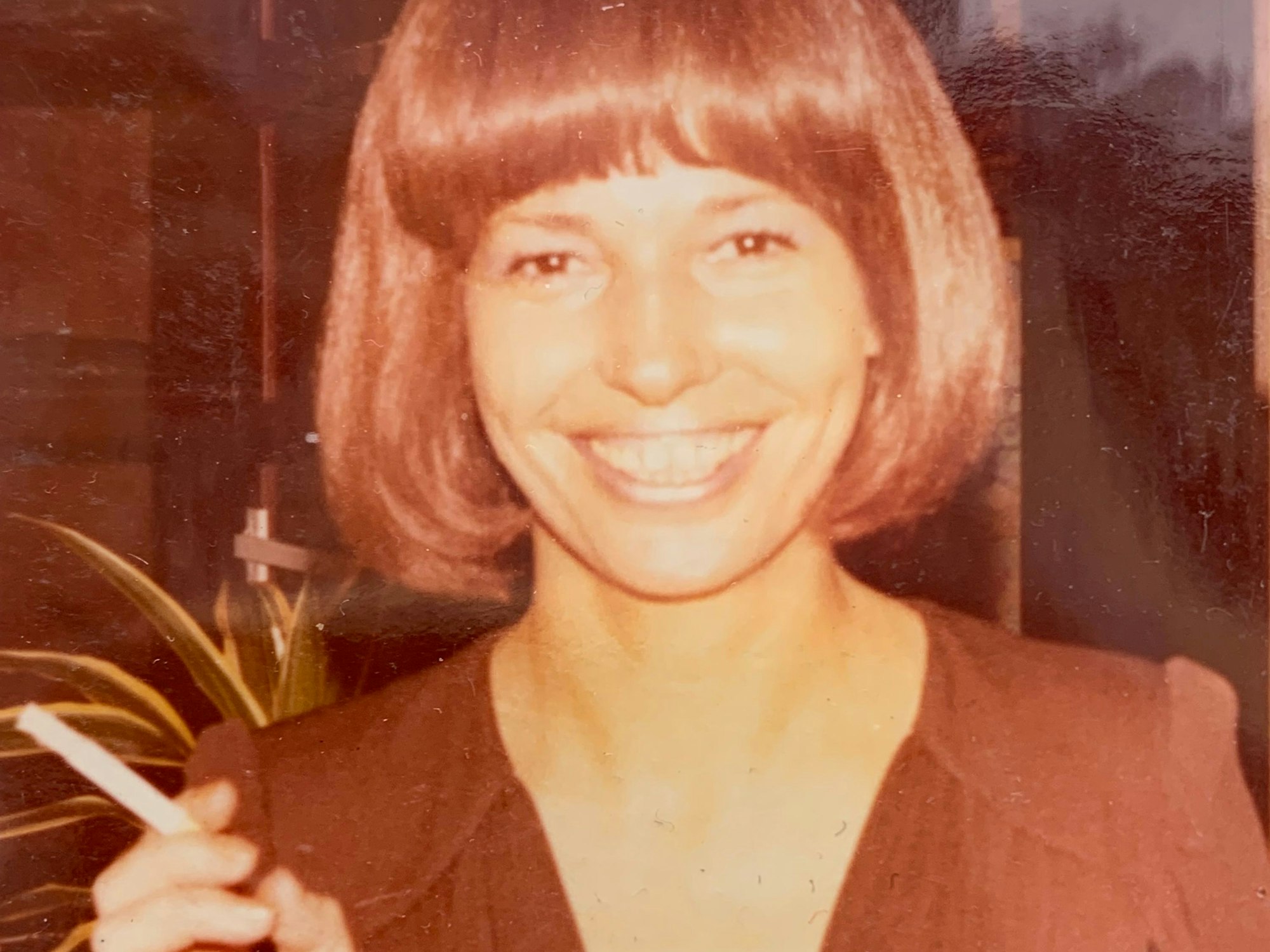 Lilo Hanemann raucht bei der Eröffnung ihrer Boutique La Belle am 14. September 1984 in Siegburg eine Zigarette.