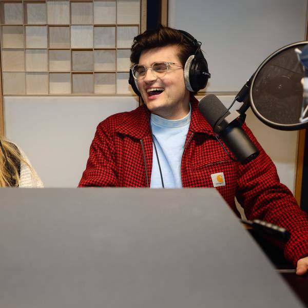 Carolin Worbs und Miguel Robitzky sitzen mit Kopfhörern und Mikrofonen in den Produktionsräumen des ZDF Magazin Royale in Ehrenfeld, wo sie ihren Podcast "too many tabs" aufnehmen.
