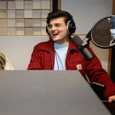 Carolin Worbs und Miguel Robitzky sitzen mit Kopfhörern und Mikrofonen in den Produktionsräumen des ZDF Magazin Royale in Ehrenfeld, wo sie ihren Podcast "too many tabs" aufnehmen.