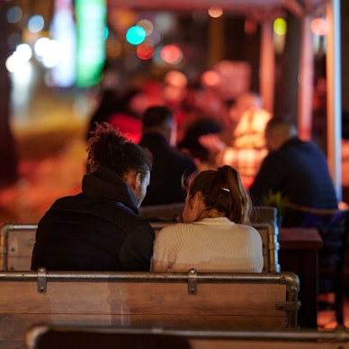 Menschen sitzen im Außenbereich einer Gaststätte.