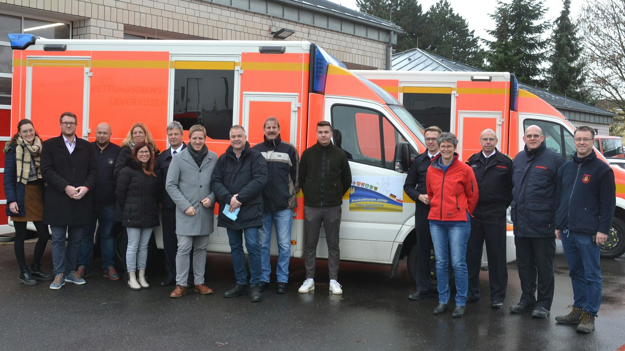 Die Organisatoren stehen vor den Rettungswagen, die in die Ukraine gebracht werden.