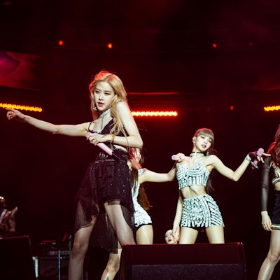 ARCHIV - 13.04.2019, USA, Indio: Die Mitglieder der K-Pop Band "Blackpink" stehen beim "Coachella Music & Arts" Festival im Empire Polo Club auf der Bühne. (zu dpa «Japan feiert koreanische Popstars - Award-Spektakel nach langer Pause») Foto: Amy Harris/Invision/AP/dpa +++ dpa-Bildfunk +++