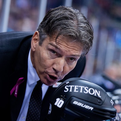 28.10.2022, Nordrhein-Westfalen, Düsseldorf: Eishockey: DEL, Düsseldorfer EG - Kölner Haie, Hauptrunde, 16. Spieltag, PSD Bank Dome. Kölns Trainer Uwe Krupp. Foto: Rolf Vennenbernd/dpa +++ dpa-Bildfunk +++