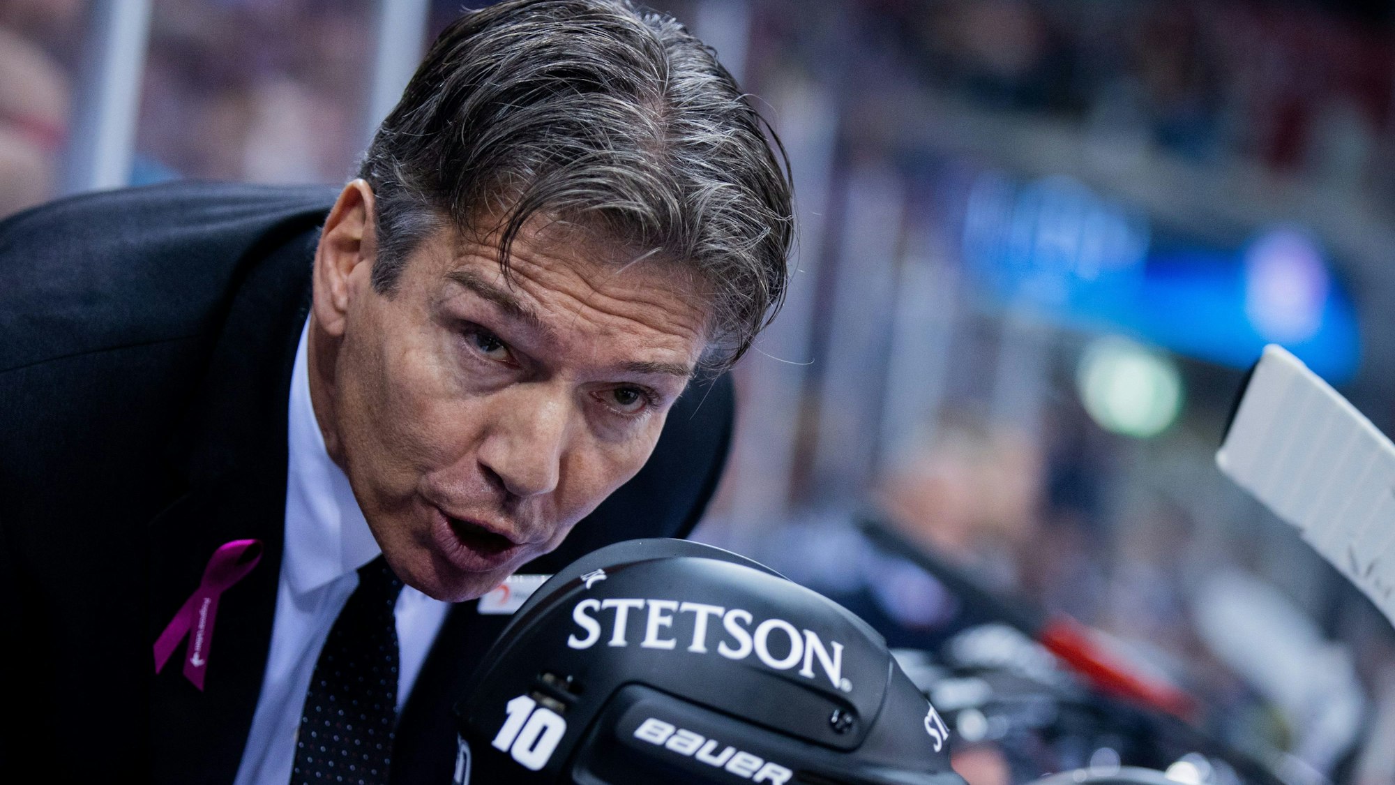 28.10.2022, Nordrhein-Westfalen, Düsseldorf: Eishockey: DEL, Düsseldorfer EG - Kölner Haie, Hauptrunde, 16. Spieltag, PSD Bank Dome. Kölns Trainer Uwe Krupp. Foto: Rolf Vennenbernd/dpa +++ dpa-Bildfunk +++