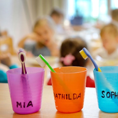 Zahnputzbecher in einem Kindergarten. Kita-Plätze sind auch in Overath Mangelware.