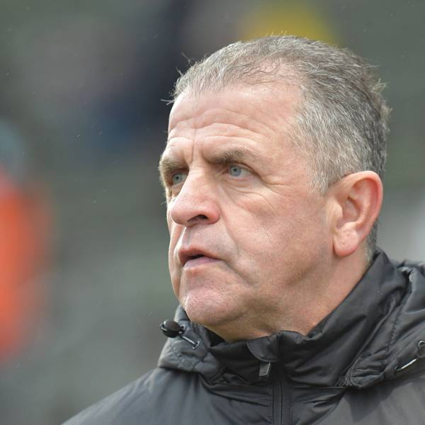Porträtfoto eines Fußball-Managers am Spielfeldrand