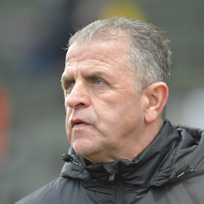 Porträtfoto eines Fußball-Managers am Spielfeldrand