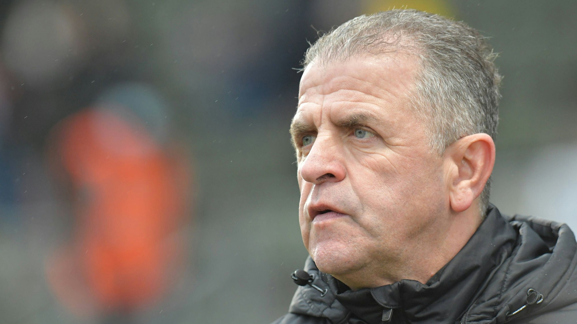 Porträtfoto eines Fußball-Managers am Spielfeldrand