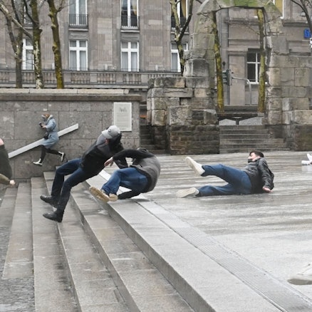 18. Februar 2022: Sturm „Zeynep“ fegt über die Domplatte. Passanten werden einfach umgeweht.